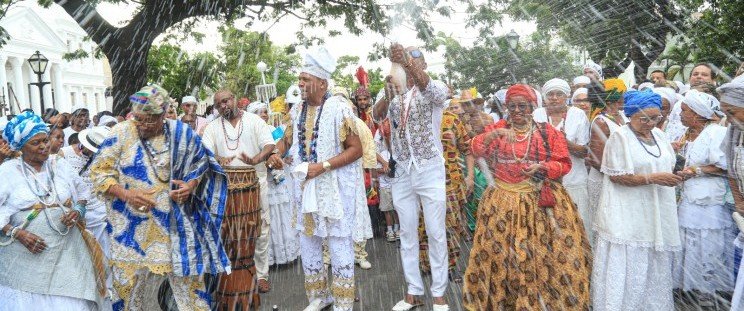 Banho de Axé reúne 130 grupos de terreiros e de capoeira em cortejo pelas ruas do Centro de São Luís